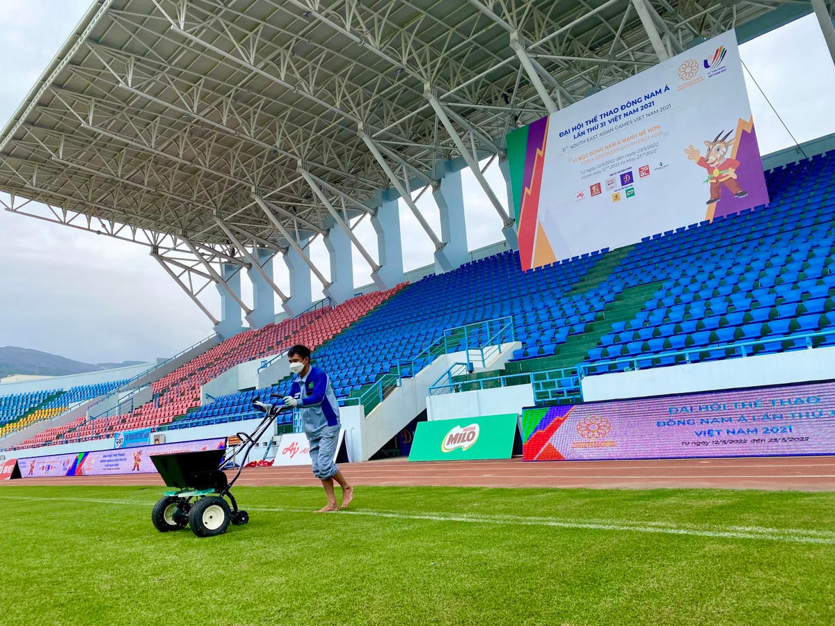 Sân vận động TP Cẩm Phả - nơi tổ chức môn bóng đá nữ SEA Games 31 sở hữu mặt cỏ sân bóng đá đạt chuẩn quốc tế.