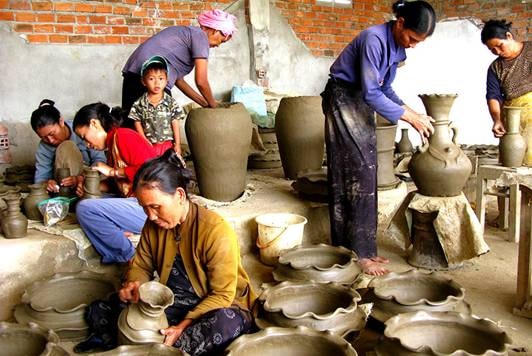 Nghệ nhân làng gốm Bàu Trúc tạo sản phẩm mà không cần dùng đến bàn xoay.