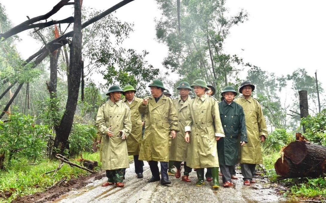 Phó Thủ tướng Trịnh Đình Dũng chỉ đạo công tác cứu hộ tại thủy điện Rào Trăng 3