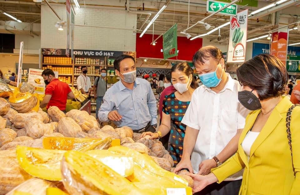 Đoàn công tác của Bộ Công Thương kiểm tra tình hình nguồn cung hàng hóa tại thị trường Hà Nội.