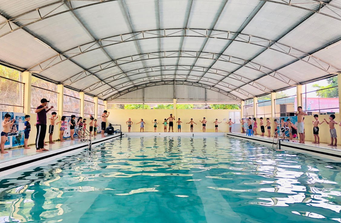 Một tiết học bơi của học sinh trường TH, THCS & THPT Nguyễn Bỉnh Khiêm (TP Hạ Long) nhằm giúp các em được nâng cao giáo dục thể chất và phòng, tránh đuối nước. 