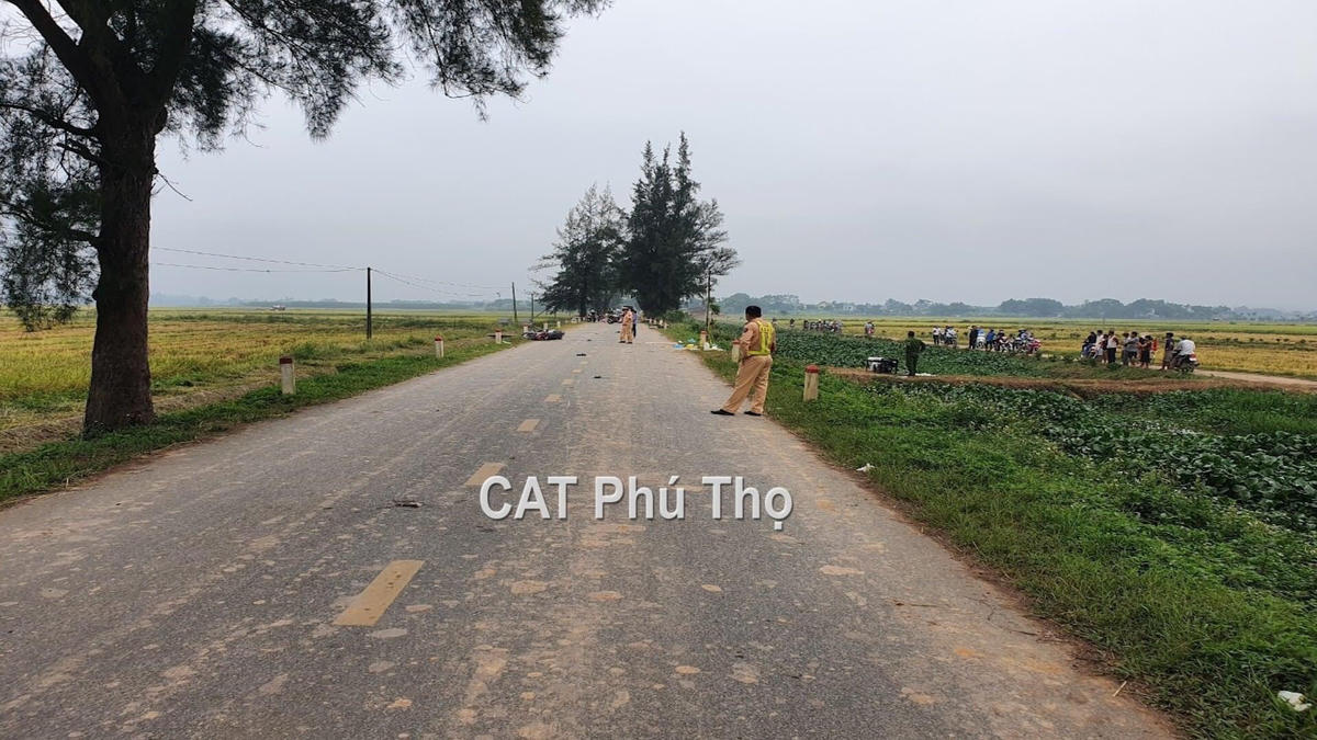 Cảnh sát giao thông Công an huyện Cẩm Khê xử lý hiện trường tai nạn.
