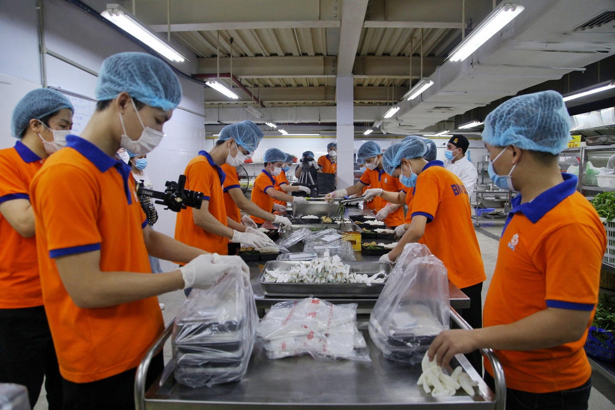Theo đó, chương trình được Food Banks Việt Nam phối hợp cùng BNAFOODS tổ chức sẽ trao tặng hàng ngàn suất ăn 0 đồng đến lực lượng y tế, chốt trực tại quận Hai Bà Trưng và Ba Đình (Hà Nội).