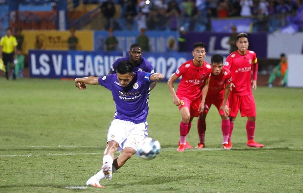 Pha sút penalty lên trời của thủ quân Văn Quyết ở phút 58 đã bỏ lỡ cơ hội gỡ hòa của Hà Nội FC. (Ảnh: Thành Đạt/TTXVN).