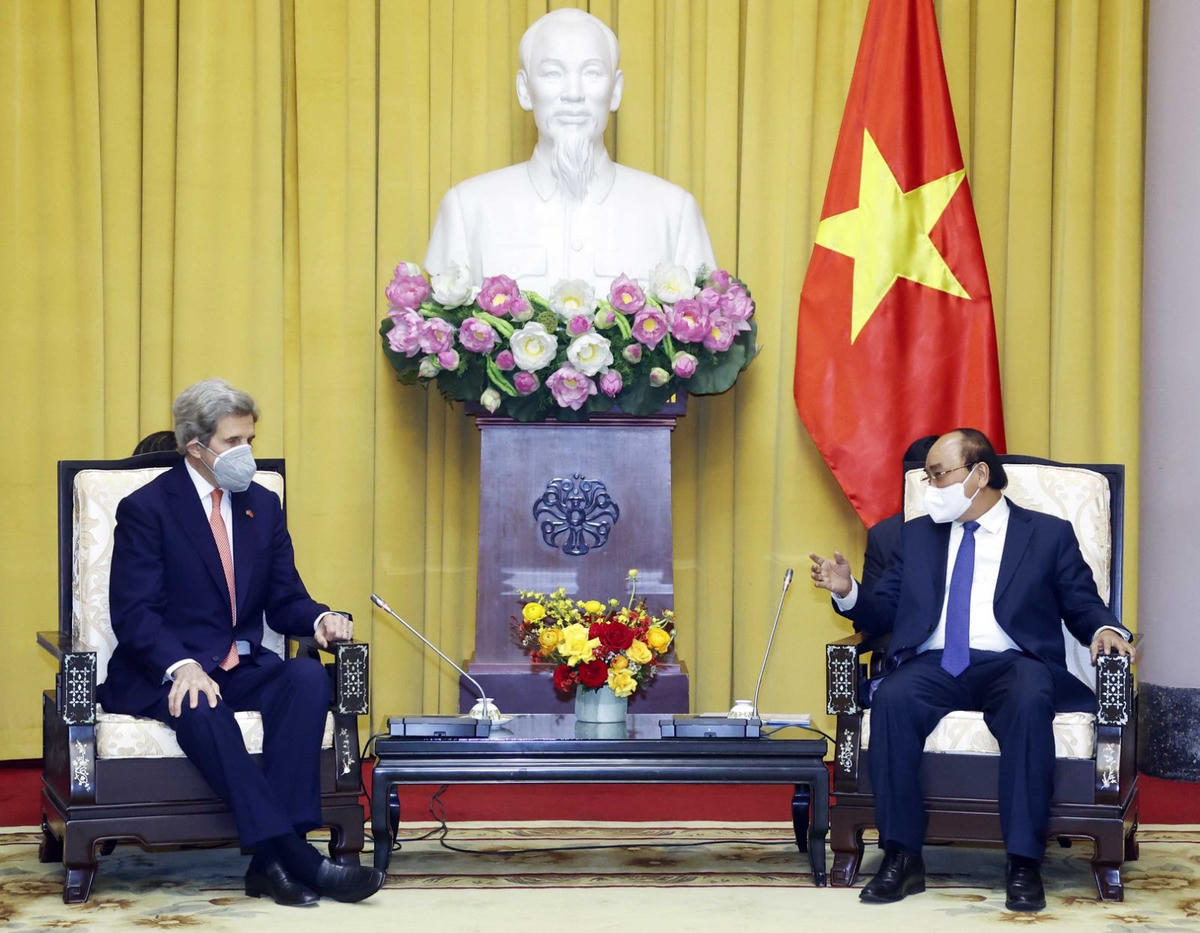 Chủ tịch nước Nguyễn Xuân Phúc tiếp Đặc phái viên của Tổng thống Hoa Kỳ về Biến đổi khí hậu John Kerry.