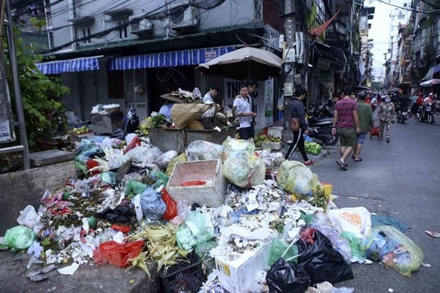 Bãi rác ứ đọng tại một tuyến phố. Ảnh: /TTXVN.