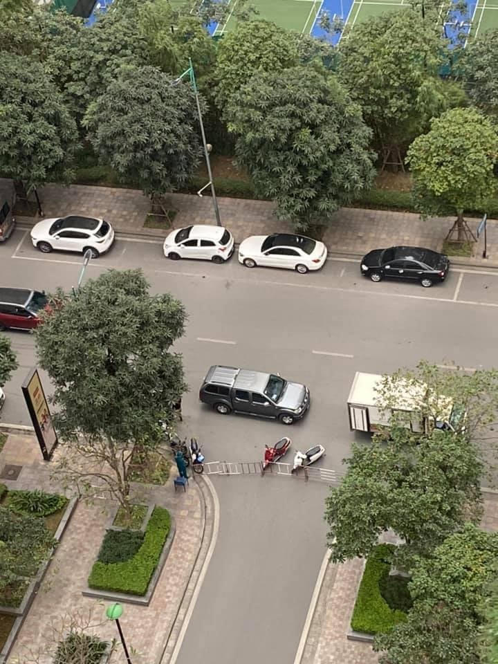 Lực lượng chức năng của thành phố đã nhanh chóng cách ly y tế một tầng của tòa nhà trong Times City để khử khuẩn.