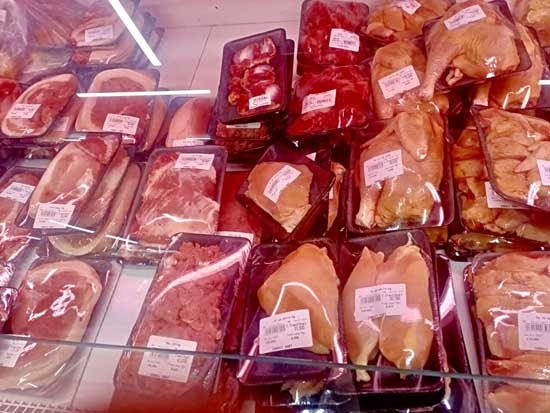 Thực phẩm tươi sống được bày bán với số lượng lớn trong các siêu thị