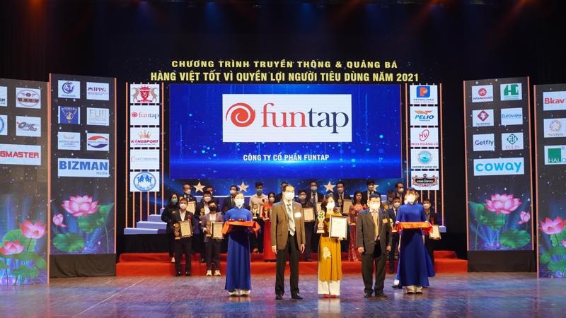 Đại diện Công ty Cổ phần Funtap nhận Kỷ niệm chương và Chứng nhận Top 10 “Hàng Việt chất lượng tốt vì quyền lợi người tiêu dùng”.