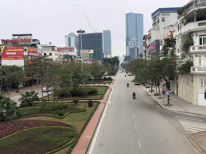 Vào buổi sáng mùng 1 Tết, phố phường Hà Nội trở nên thanh bình, vắng vẻ...