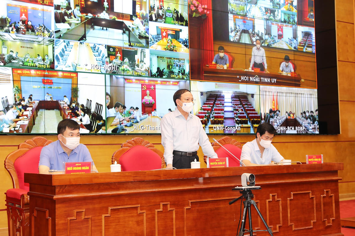 Ông Nguyễn Xuân Ký, Bí thư Tỉnh ủy, Chủ tịch HĐND tỉnh chủ trì cuộc họp.