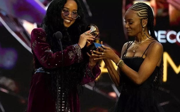 “Bài hát của năm” giải Grammy thuộc về ca khúc chống phân biệt chủng tộc