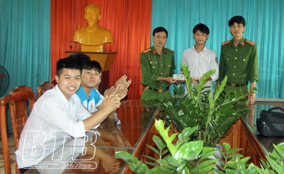 Tiền nhặt được các nam sinh mang giao nộp tận tay Công an, nhờ tìm người đánh mất. Ảnh: Báo Thái Bình