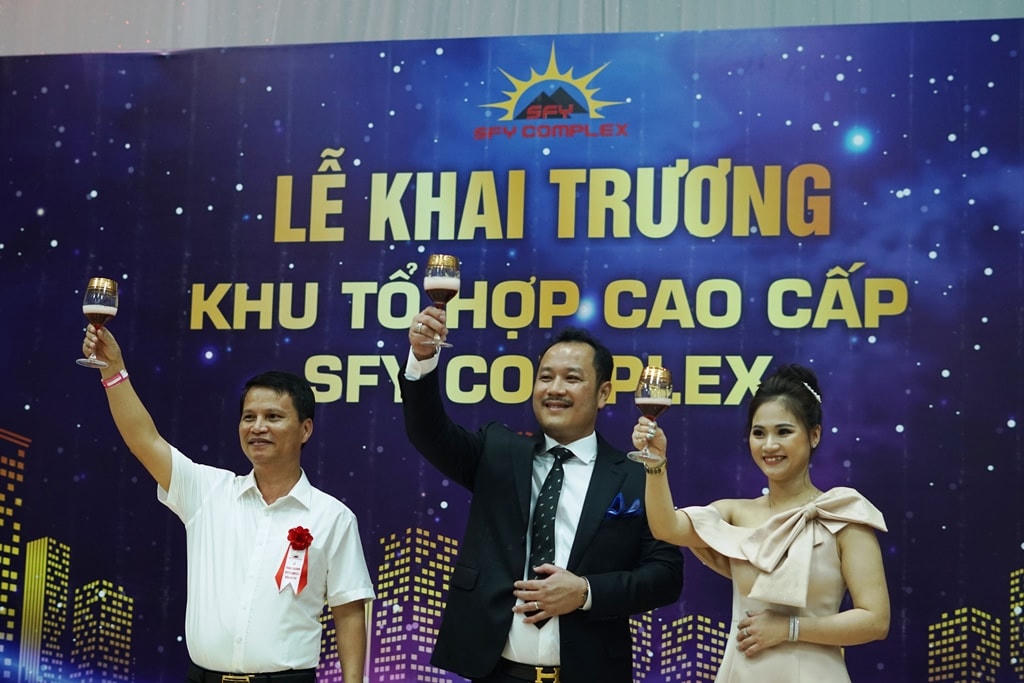 HĐQT nâng ly chúc mừng sự thành công của SFY Complex. 