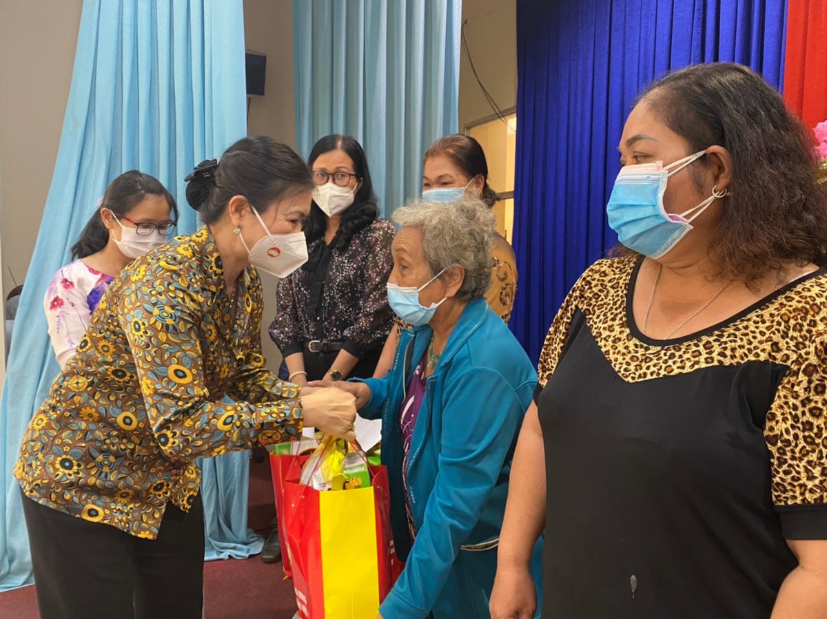 Bà Trương Thị Ngọc Ánh tặng quà bà con Khmer.