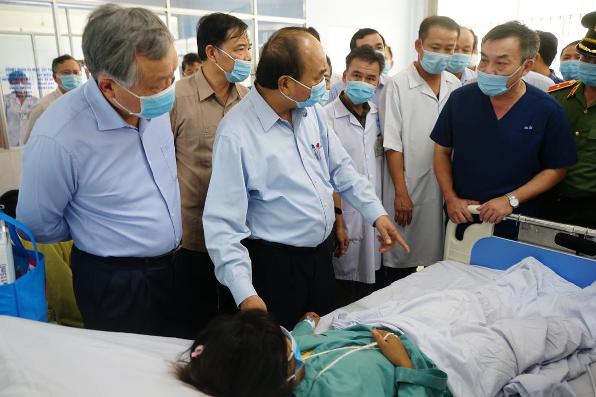 Thủ tướng Nguyễn Xuân Phúc hỏi thăm tình hình sức khỏe của nạn nhân lở núi ở Trà Leng.