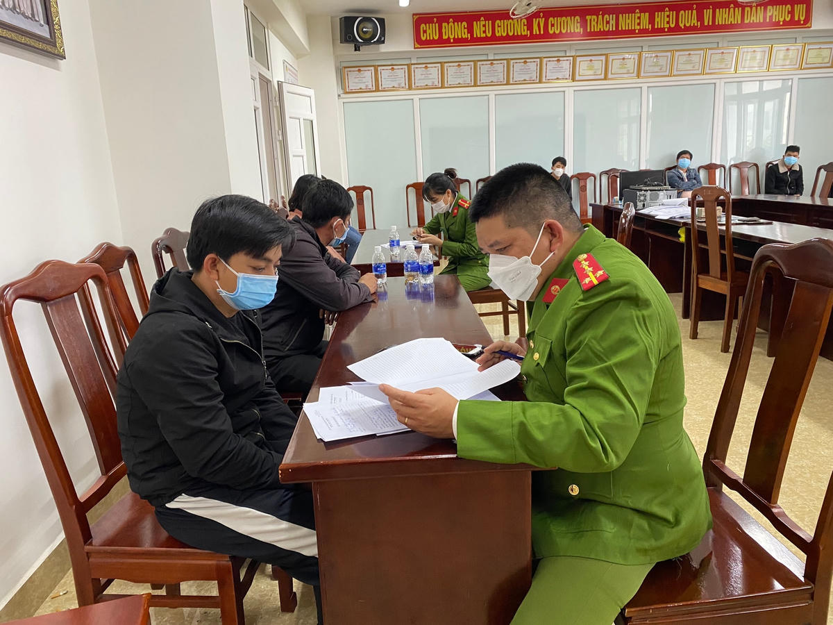 Lực lượng chức năng làm việc với các đối tượng liên quan. Ảnh: Công an cung cấp.