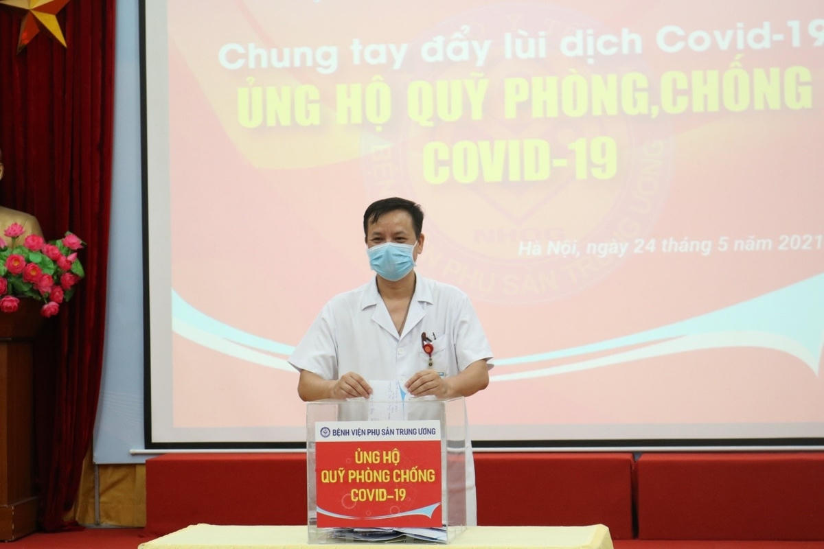 Chủ tịch Công đoàn Bệnh viện Nguyễn Huy Tuấn ủng hộ Quỹ phòng, chống Covid-19.  