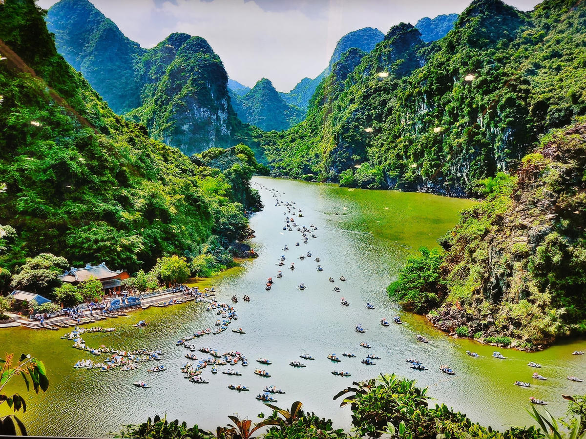 Tràng An được ví như Hạ Long trên cạn.  