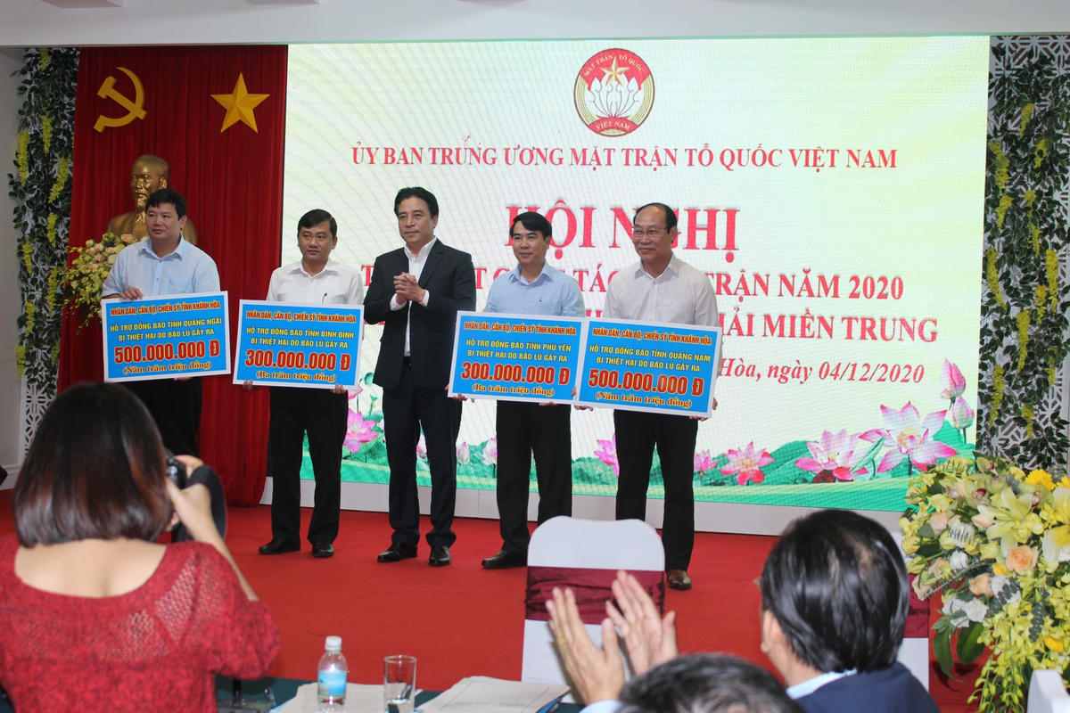 Ông Nguyễn Khắc Toàn trao tiền ủng hộ đồng bào lũ lụt.