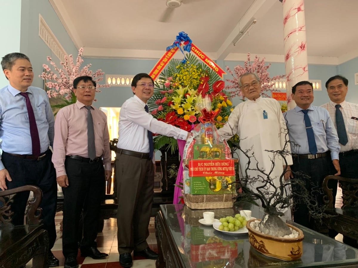 Phó Chủ tịch Nguyễn Hữu Dũng thăm và trao lẵng hoa chúc mừng Đầu sư Thượng Tám Thanh.