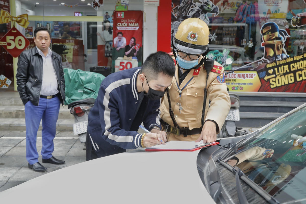 Trường hợp phương tiện vi phạm có mặt lái xe, Cảnh sát sẽ tiến hành xử phạt trực tiếp. Ảnh: Quang Vinh. 