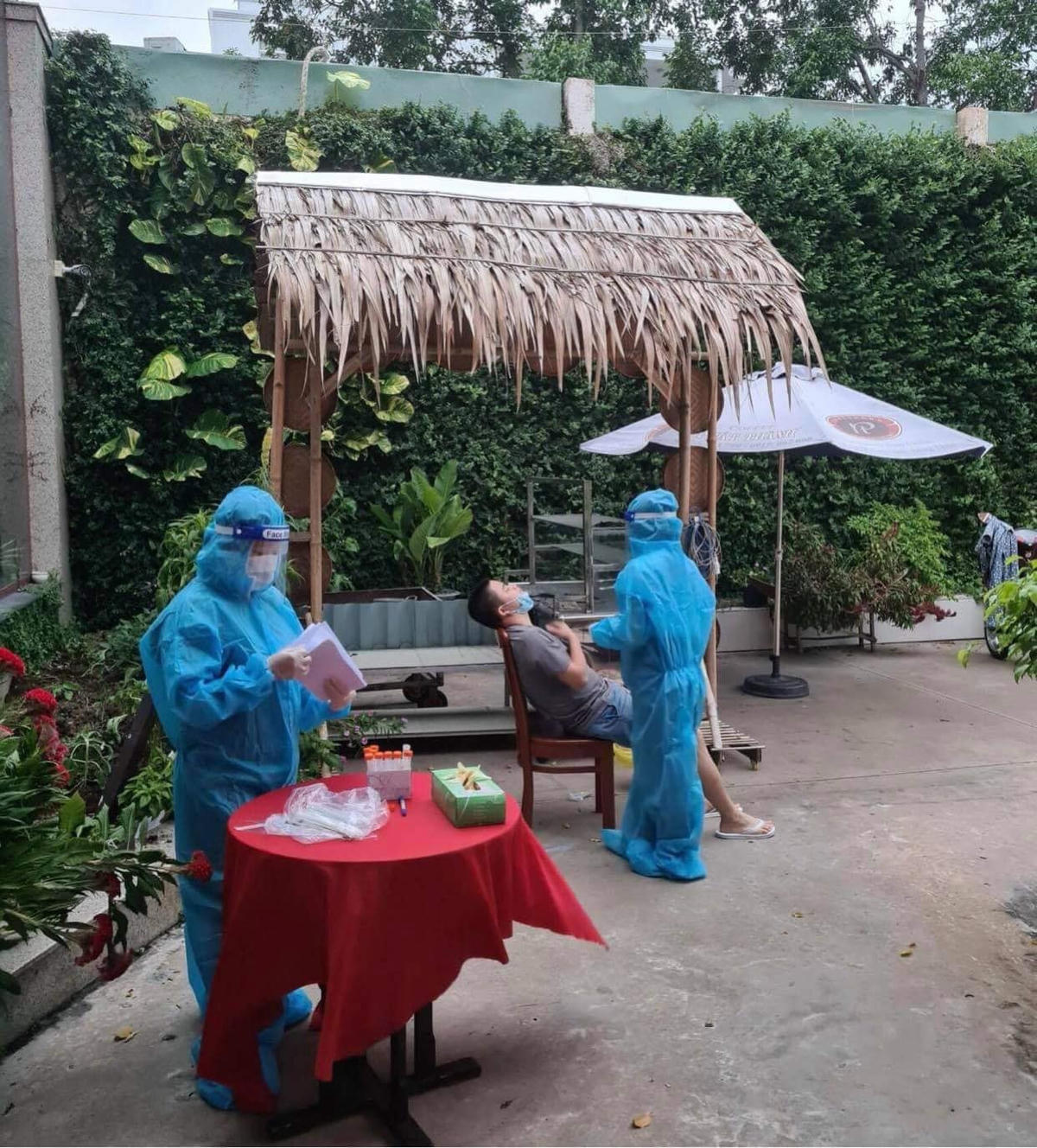 Lấy mẫu xét nghiệm PCR tại Đồng Tháp. ẢNh: Hà Nga