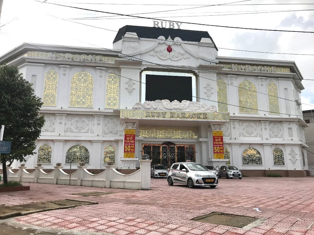 Các cơ sở karaoke im ắng.