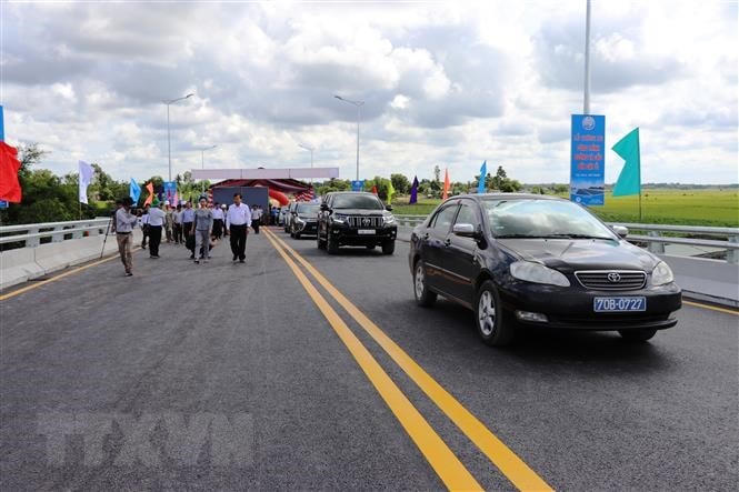 Phương tiện lưu thông qua cầu Cây Ổi sau lễ thông xe. (Ảnh: Lê Đức Hoảnh/TTXVN).