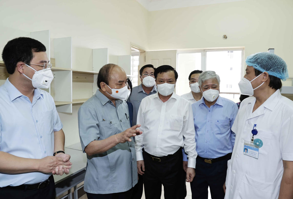 Chủ tịch nước Nguyễn Xuân Phúc, Chủ tịch UBTƯ MTTQ Việt Nam Đỗ Văn Chiến động viên các nhân viên y tế cơ sở thu dung, điều trị bệnh nhân mắc Covid-19 của Bệnh viện đa khoa Hà Đông.