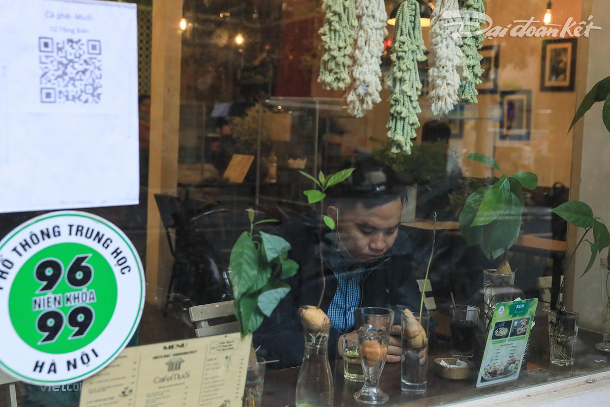 Các quán cafe cũng đồng loạt mở cửa đón khách phục vụ tại chỗ thay vì chỉ bán hàng mang về.