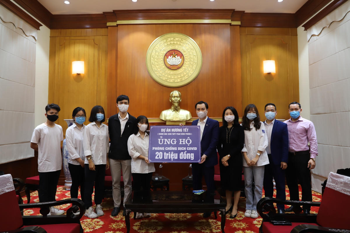 Ông Vũ Văn Tiến, Trưởng ban Tuyên giáo UBTƯ MTTQ Việt Nam tiếp nhận ủng hộ từ các em học sinh trường THPT Phan Đình Phùng (Hà Nội).