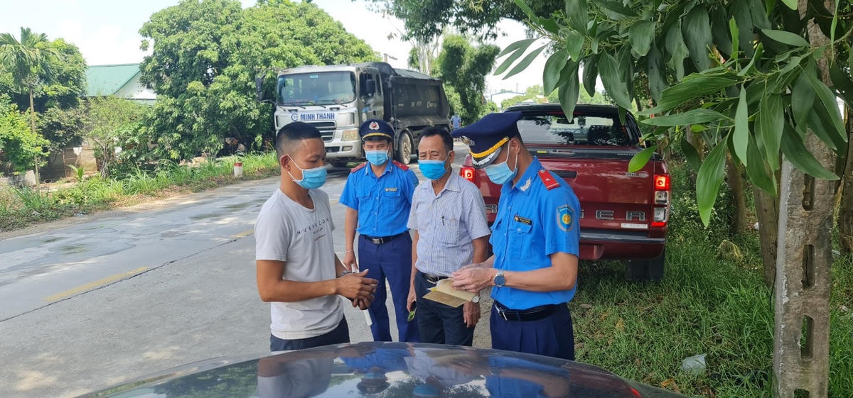 Lực lượng Thanh tra giao thông tỉnh Hải Dương kiểm tra các phương tiện vận tải trên tuyến đường tỉnh 194B.
