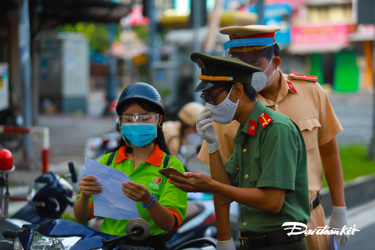 [ẢNH] TP HCM ngày đầu siết quy định ra đường: Dân tuân thủ, chốt nghiêm túc
