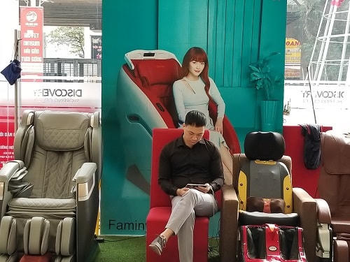 Tại Lotte Mart Cầu Giấy, khá nhiều người đến mua sắm cũng phớt lờ quy định này. 