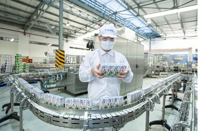 Lô sản phẩm sữa tươi đầu tiên được Vinamilk sản xuất và xuất khẩu thành công đi Trung Quốc trong giai đoạn nhiều trở ngại vì diễn biến dịch Covid-19 tại Việt Nam