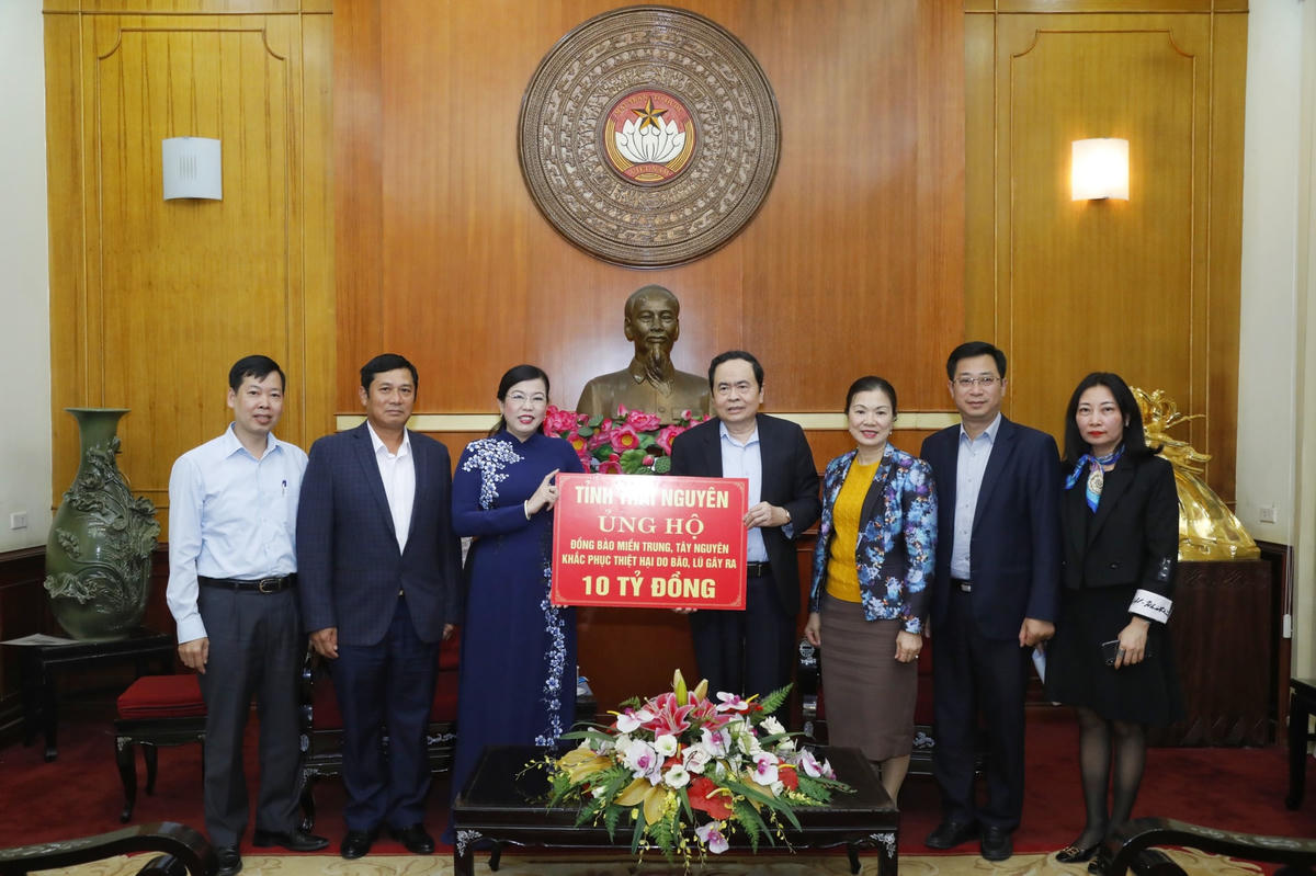 Chủ tịch Trần Thanh Mẫn và các đại biểu tại buổi tiếp nhận 10 tỷ đồng từ tỉnh Thái Nguyên.