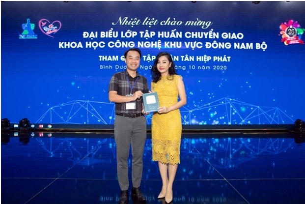 Giám đốc Trung tâm Phát triển Khoa học, Công nghệ và Tài năng Trẻ gửi lời cảm ơn đến Tập đoàn Tân Hiệp Phát sau chuyến tham quan