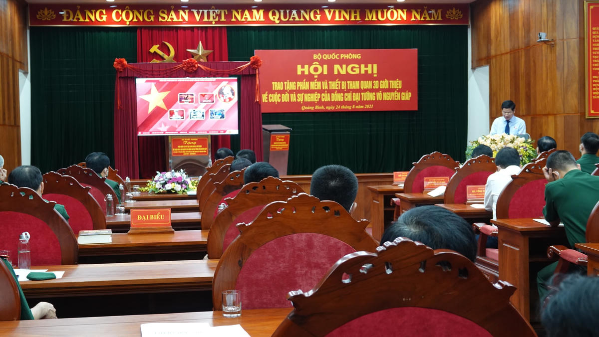 Quang cảnh buổi lễ trao tặng phần mềm và thiết bị tham quan 3D giới thiệu về cuộc đời và sự nghiệp của Đại tướng Võ Nguyên Giáp.