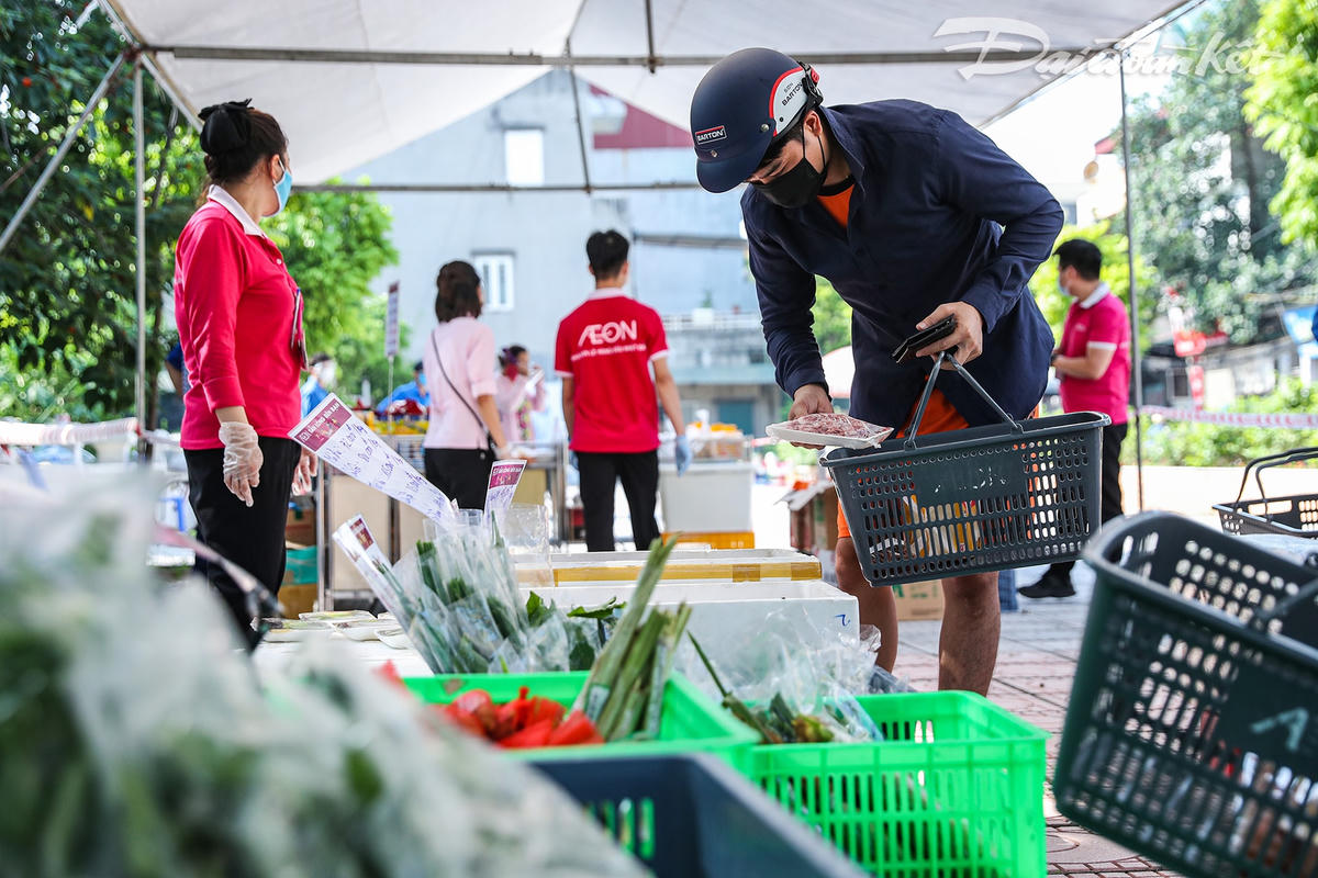 Người dân tại Long Biên có thể đến với siêu thị lưu động để giảm tải cho các chợ dân sinh nhằm bảo đảm trong phòng chống dịch.