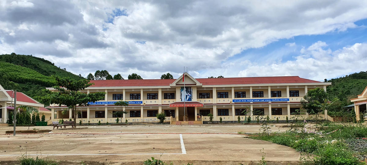 Điểm chính trường Tiểu học Cư Pui 2 (xã Cư Pui) nơi có 100% học sinh là người Mông được xây dựng khang trang.