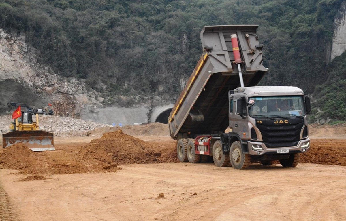Đất đổ nền khan hiếm và bị đẩy giá lên cao đã ảnh hưởng tới tiến độ thi công của nhiều dự án cao tốc Bắc - Nam. Ảnh: Việt Hùng.