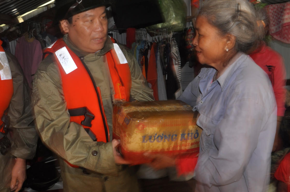 Bí thư Tỉnh ủy Quảng Bình trực tiếp lên nhà bè tránh lũ để thăm hỏi, tặng quà người dân.