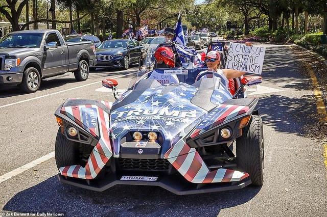 Theo The Hill, sự kiện ở Orlando cho thấy tầm ảnh hưởng của ông Trump tại đảng Cộng hòa vẫn đang rất lớn trong bối cảnh đảng này đang hướng tới mục tiêu giành lại quyền kiểm soát lưỡng viện vào năm 2022. Trong ảnh: Người ủng hộ ông Trump xuất hiện bên ngoài nơi tổ chức sự kiện CPAC.   