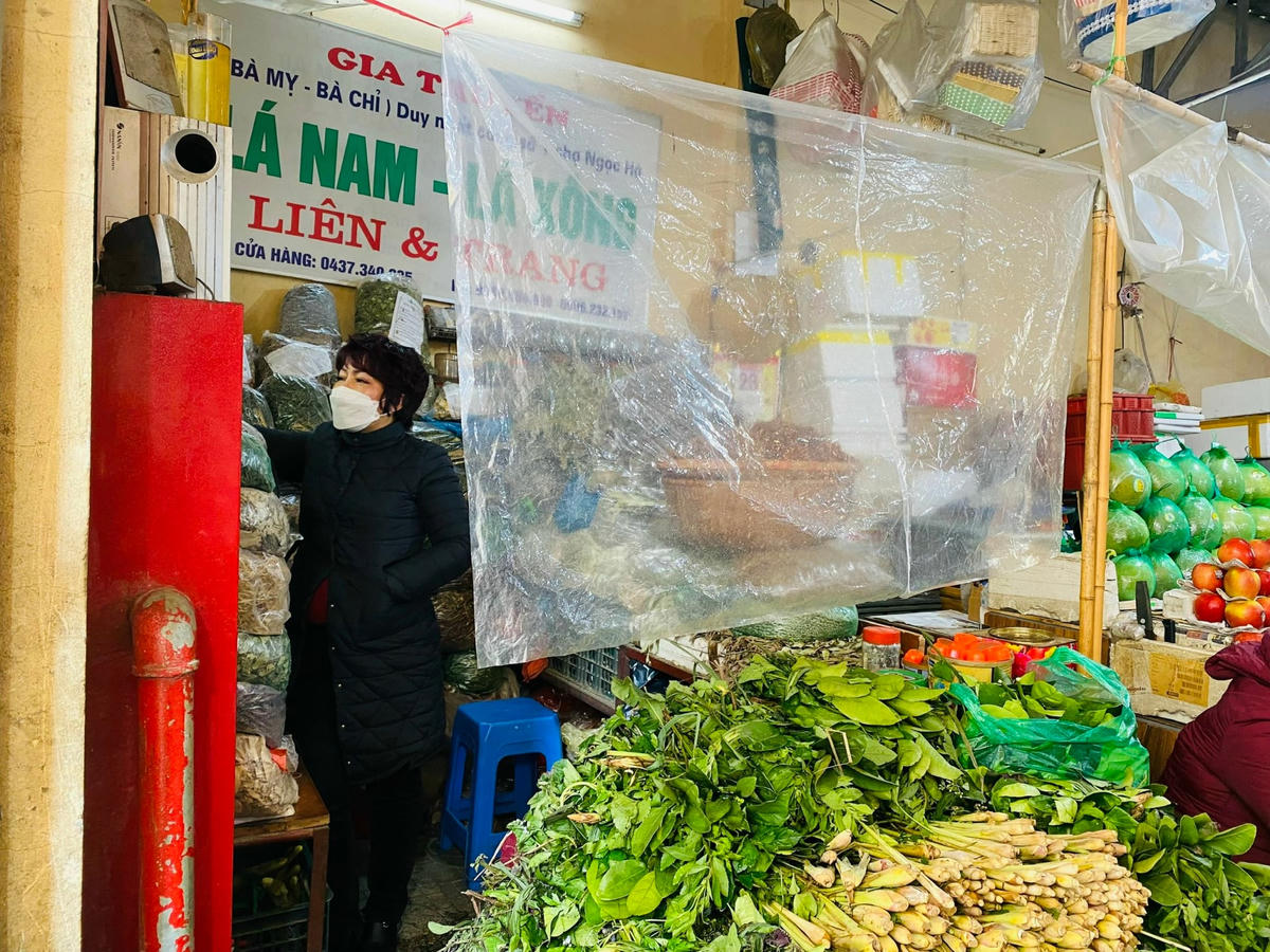 Dân tình đua nhau 'xông họng trị Covid-19', giá gừng, sả, chanh tăng cao