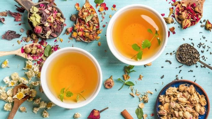Trà thảo mộc giúp làm giảm các triệu chứng cảm cúm.