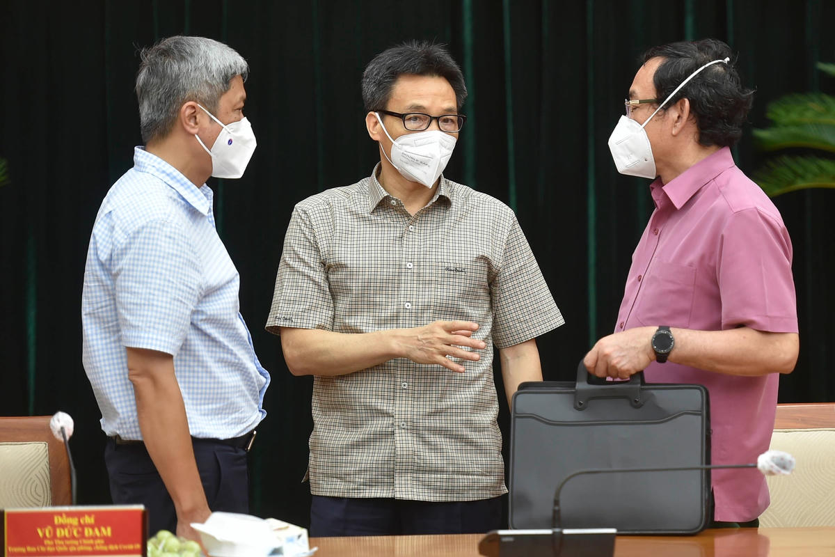 Phó Thủ tướng Vũ Đức Đam đã trao đổi, thống nhất với Bí thư Thành ủy TP HCM Nguyễn Văn Nên kêu gọi những người dân đã điều trị khỏi bệnh Covid-19, đủ sức khỏe tình nguyện đăng ký tham gia hỗ trợ công tác phòng chống dịch tại địa phương. Ảnh VGP/Đình Nam.