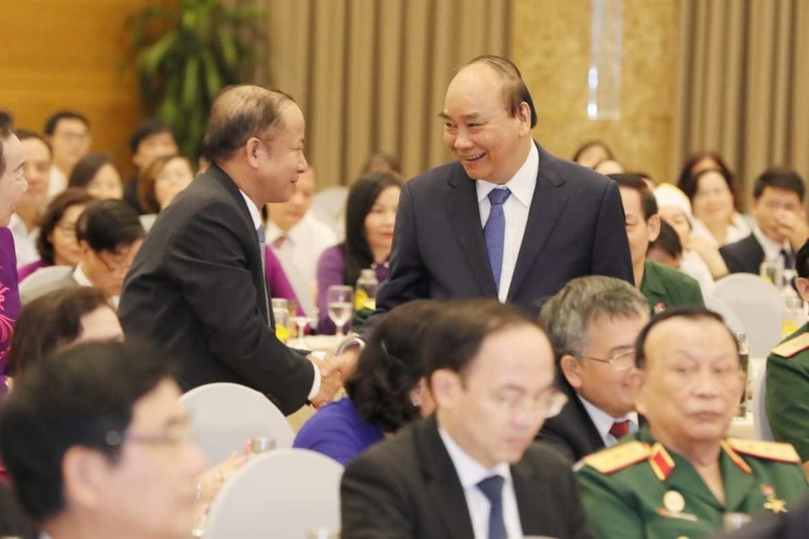 Thủ tướng Nguyễn Xuân Phúc trao đổi với các đại biểu dự Đại hội Thi đua yêu nước MTTQ Việt Nam.