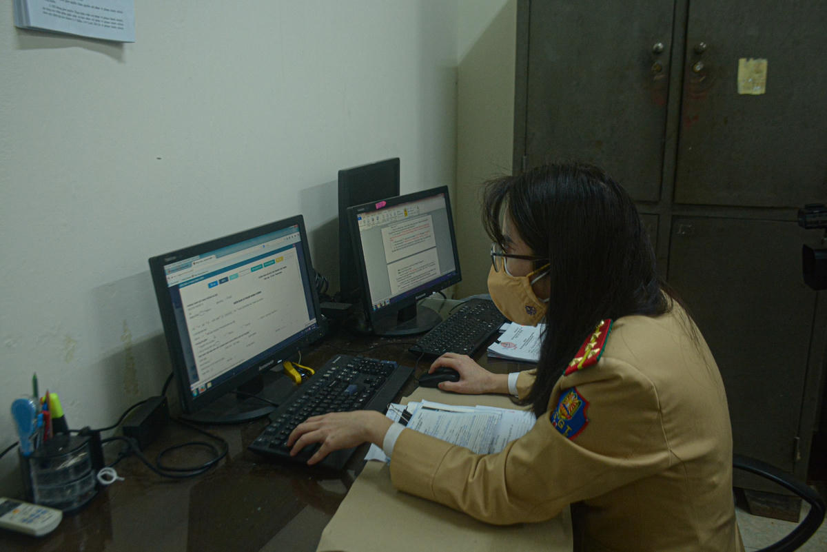 Cụ thể, hầu hết các trường hợp xử phạt, giải quyết thủ tục hành chính hiện nay đều được CSGT Hà Nội đẩy lên Cổng dịch vụ công Quốc gia, từ đây người dân có thể chủ động tra cứu, bố trí thời gian giải quyết các thủ tục hành chính.