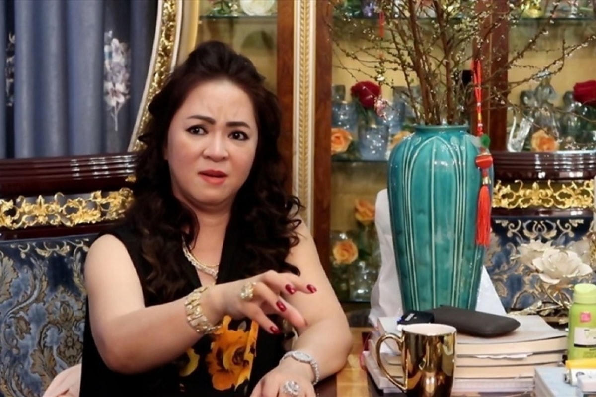 Bị can Phương Hằng trong một buổi livestream trên mạng với sự giúp sức của một số người.